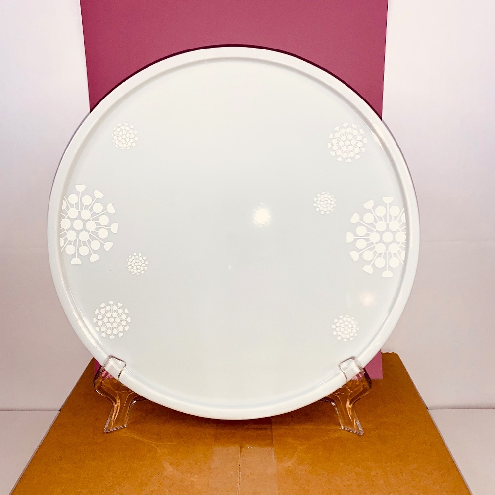 TUPPERWARE White Holiday Snowflake/Friendship Fountain theme cake serving plate